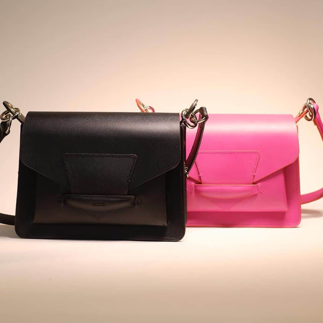 Schutzのインスタグラム：「MAKE YOUR CHOICE: Pink or Black Paloma? 💕🖤 #schutzhandbags #palomahandbag」