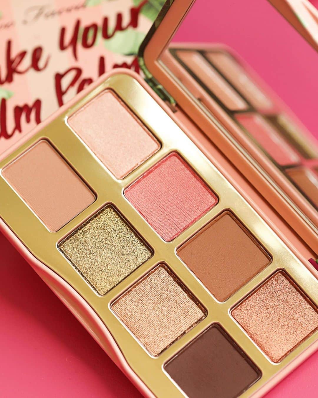 Too Facedさんのインスタグラム写真 - (Too FacedInstagram)「Take your look from day to night 🤩 Shake Your Palm Palms is the one eye shadow palette you can depend on to create any look you need, anywhere. 🌴 #tfpeachesandcream #toofaced」7月19日 9時02分 - toofaced