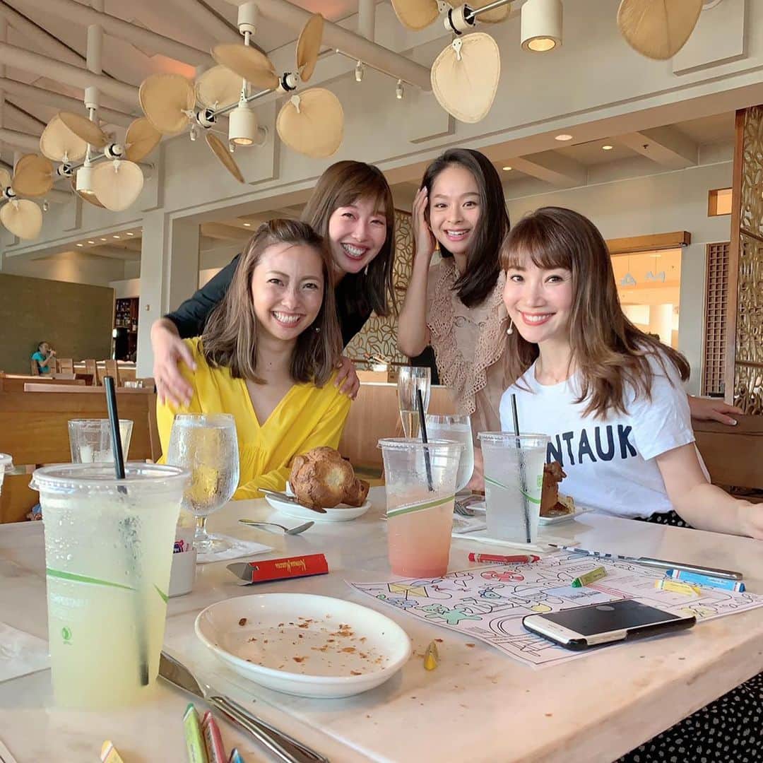 芝本裕子さんのインスタグラム写真 - (芝本裕子Instagram)「昨日は、4人揃うのは短時間のみの集合だったけど、なんかとってもとっても楽しかった‼️ @miki__yoshida には、なかなかタイミング合わず会えてなくて、話したいこと山盛りだったので、とりあえず弾丸トーク😂 @sachiko__kurihara ちゃんも、ニアミス多めだったけど、ハワイではすんなり会えた😂さすがハワイ！でも、動画の撮り方教えてもらうの忘れちゃった😂 そして、 @vivichan1325 ちゃんとも積もる話を弾丸トークしてたけど、子供のカットインが多すぎて、話足りず… 女子トークは、本当時間なんていくらあっても足りないものですね😂  また日本集合を誓ったので、長引く前に急ぎ日程決めよーっと！  #girlstalk #alamoanacenter #mariposa #hawaii #summervacation #shiba_u」7月19日 9時03分 - yukoshibamoto