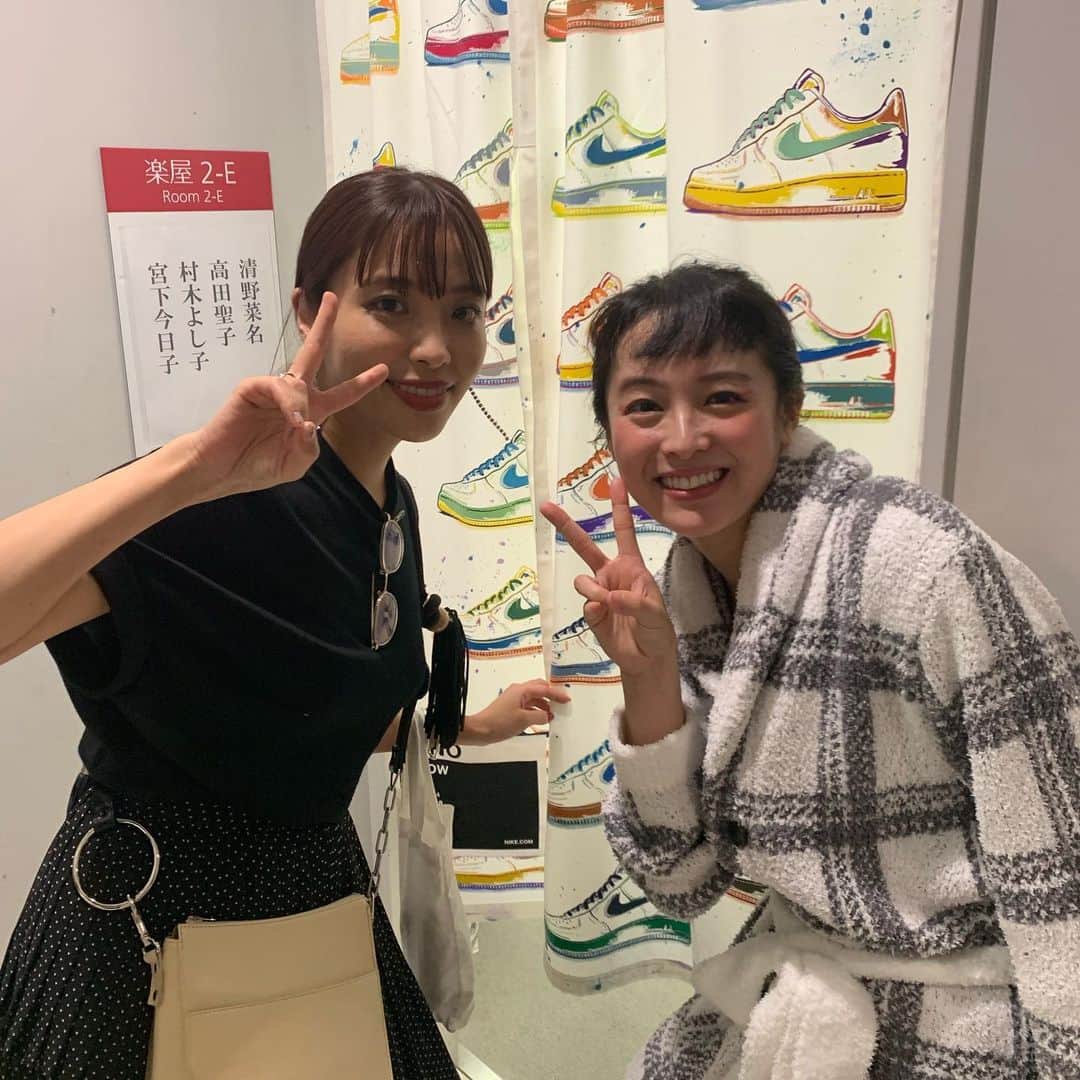 高橋有紀のインスタグラム：「菜名ちゃんが出演中の舞台観に行ってきました☺︎アクション相変わらずめちゃくちゃかっこよくて、菜名ちゃんとにかく美しくて綺麗だった❤︎ 楽屋のれんもセンスよすぎ！ やっぱり清野菜名は最高すぎる✌️ まだまだ続くけど頑張ってね！！ #けむりの軍団」