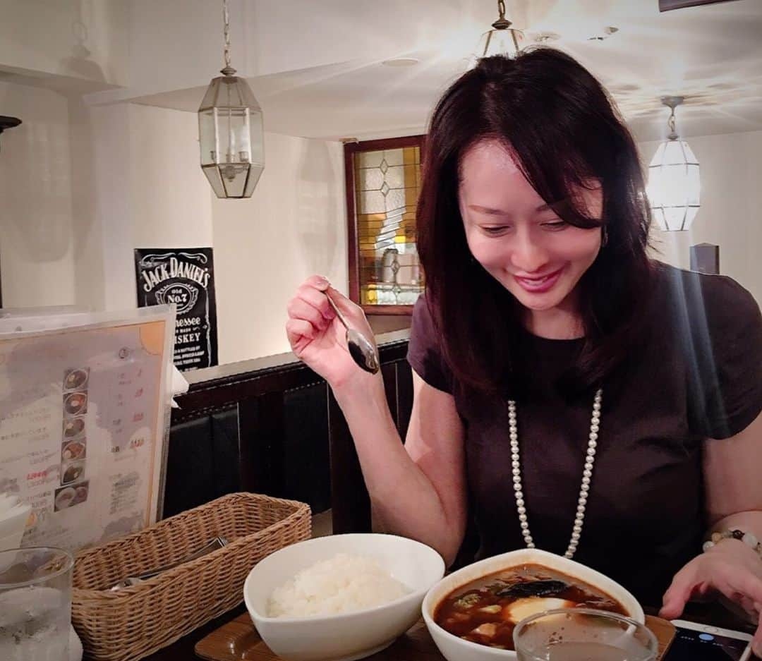 藤井美加子さんのインスタグラム写真 - (藤井美加子Instagram)「☆﻿ 【カレーは美肌食です🍛✨】﻿ ﻿ 神保町はカレーの激戦区です。﻿ スープカレーなら #オオドリー がおススメです🍛﻿お稽古終わりに行きました。﻿ めちゃくちゃ美味しかったー！😋﻿ ﻿ ﻿ カレーは「美容と健康」に効果的なんです☝️﻿ その理由はスパイスにあり！！﻿ 漢方では薬に使われ、身体の中から温め発汗作用もあるのでダイエットにも効果的。汗をかきやすくなると、毛穴の老廃物が汗で押し出されるため、肌のキメが良くなり美肌になるんです。﻿ 更にターメリックには殺菌効果があり、皮膚の炎症も防ぐ効果があるので、肌トラブルにも効果があるんですよ✨✨✨﻿ ﻿ ﻿ ﻿ #カレー#カレーライス#スパイス#スープカレー#神保町#美肌食マイスター#アンチエイジングアドバイザー#美肌エキスパート#女優#美容#健康#美肌先生#美肌食#美肌生活#美活#美しく生きる#三木美加子﻿ #health#orientalmedicine#preventivemedicine#beauty#beautiful#healthy#healthylifestyle#healthyfood#curry#yummy#food#delicious ﻿」7月19日 0時13分 - mikako_miki