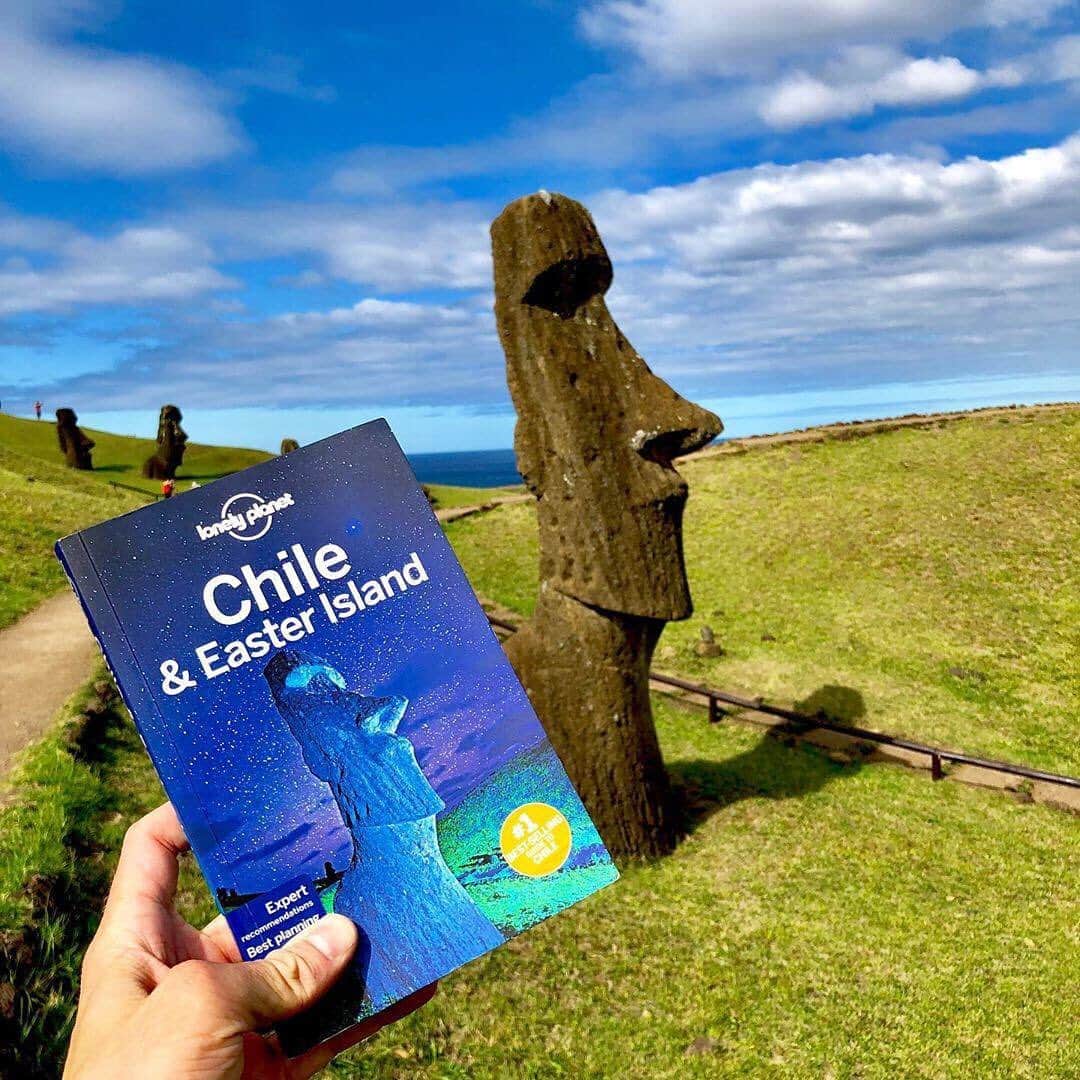 Lonely Planetさんのインスタグラム写真 - (Lonely PlanetInstagram)「This week's #mylpguide shots come from @runodk, who is using his guide to explore incredible #EasterIsland, @romissek, who has taken her book to its home in #Sintra, #Portugal and @kingdavev, who is sunning himself in #Mallorca, Love Island style! -- Every week we regram the best #mylpguide shots. Tag yours for a potential feature!」7月19日 0時07分 - lonelyplanet