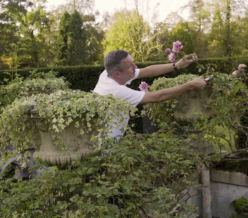 AnOther Magazineさんのインスタグラム写真 - (AnOther MagazineInstagram)「@driesvannoten in his garden at home in Antwerp 🌹⁠⠀ ⁠⠀ The designer – who has been gardening for nearly 30 years – used flowers from his own garden to make prints for his A/W19 collection. “For many years, I separated my work as a designer and a gardener as much as church and state,” he tells us, “yet, I had often wondered how these two beloved worlds of my life could collide and collude.” In a short film – on anothermag.com now – watch Van Noten and his team picking and photographing flowers for the collection 🔗⁠⠀」7月19日 0時08分 - anothermagazine