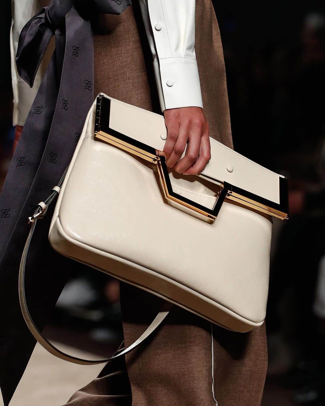Saks Fifth Avenueのインスタグラム：「JUST IN: @fendi introduces their take on clean lines with one of our favorite fall trends—the minimal bag. Shop the Fall 2019 collection now at Saks. #SaksStyle」