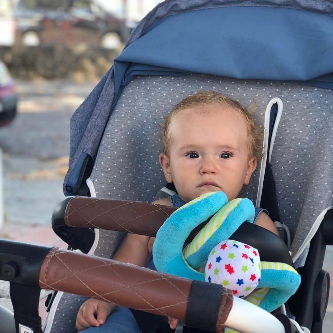 アレハンドロ・フェルナンデス・イグレシアスのインスタグラム：「9 meses...😍 ¡ Qué rápido crece mi pequeño león! 🧡」