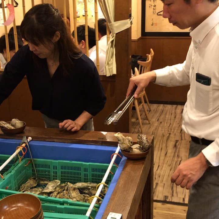 鶏魚 谷町のインスタグラム：「鶏魚です！しーちゃんです🎶 本日は雨の中、たくさんのお客様に来て頂き、誠にありがとうございました*\(^o^)/* 私までいろいろと楽しませてもらいました♡ また、お待ちしておりますm(__)m #梅雨 #お客様に感謝  #鶏魚 #大阪 #谷町四丁目 #駅近 #セルフ飲み放題 #地域最安値 #コース #座敷 #個室 #貝盛り放題 #ガンガン焼き #あさり #はまぐり #ホンビノス貝 #牡蠣 #さざえ #飲み会 #女将」
