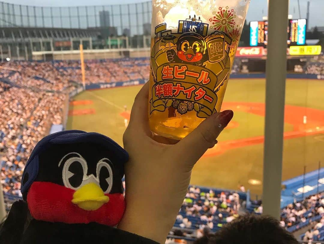 なちゅさんのインスタグラム写真 - (なちゅInstagram)「野球ってこんな楽しいの😆! 笑 ⚾️今さら気付く人‪w 周りの野球好きのみんなに教えてもらってふむふむって感じ! まだ全部分からないけど、雰囲気とビール🍺で幸せっ❤️✨🎶 何コレー❤️❤️❤️ @yurikamaeda  ゆりかちゃんもありがとっ!  急に行った2日目は 巨人に勝ったー！🏆 席も前から2列目✨ 勝利の女神って言われた（笑） ルールも曖昧だけど🥺✨w  とにかくめちゃ楽しいっ❤️ また行きたいなぁー！ #神宮球場 #2日連続 #東京ヤクルトスワローズ #ヤクルトスワローズ #スワローズ女子 #つば九郎 #yakurutoswallows #燕パワー #すわほー #カープ女子に負けるな（笑） #グッズが可愛すぎる #破産する （笑） 1枚目の赤と白のユニホームが1番お気に入り😠」7月19日 0時30分 - nachudesu1223