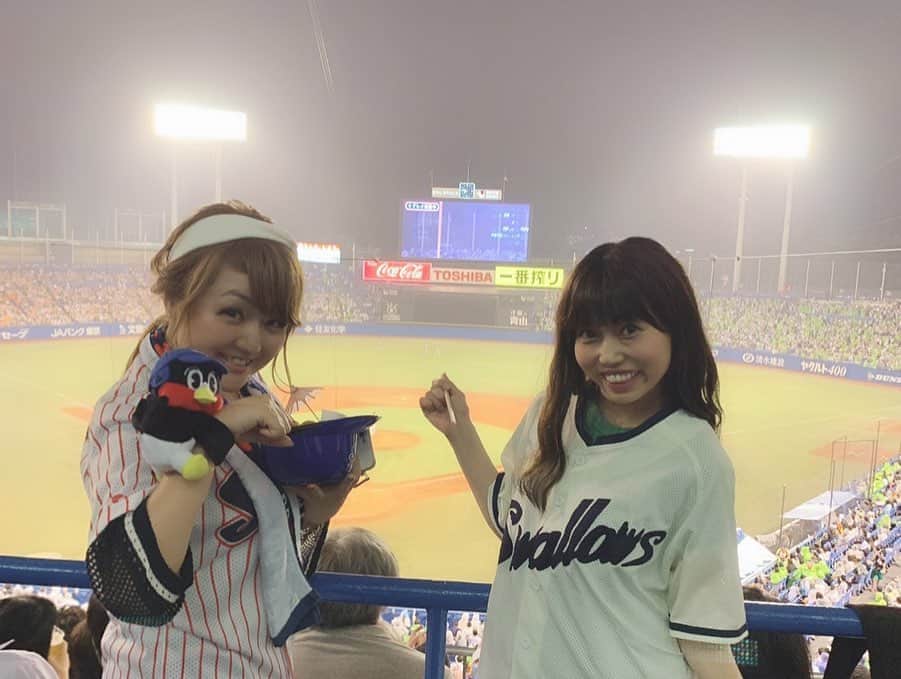 なちゅさんのインスタグラム写真 - (なちゅInstagram)「野球ってこんな楽しいの😆! 笑 ⚾️今さら気付く人‪w 周りの野球好きのみんなに教えてもらってふむふむって感じ! まだ全部分からないけど、雰囲気とビール🍺で幸せっ❤️✨🎶 何コレー❤️❤️❤️ @yurikamaeda  ゆりかちゃんもありがとっ!  急に行った2日目は 巨人に勝ったー！🏆 席も前から2列目✨ 勝利の女神って言われた（笑） ルールも曖昧だけど🥺✨w  とにかくめちゃ楽しいっ❤️ また行きたいなぁー！ #神宮球場 #2日連続 #東京ヤクルトスワローズ #ヤクルトスワローズ #スワローズ女子 #つば九郎 #yakurutoswallows #燕パワー #すわほー #カープ女子に負けるな（笑） #グッズが可愛すぎる #破産する （笑） 1枚目の赤と白のユニホームが1番お気に入り😠」7月19日 0時30分 - nachudesu1223