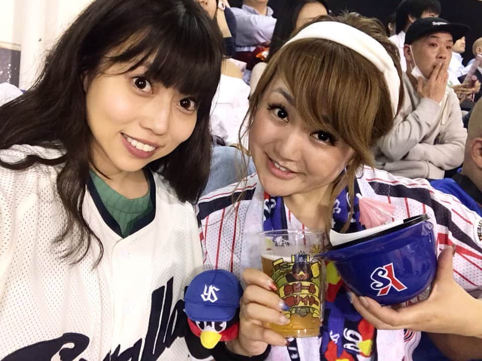 なちゅさんのインスタグラム写真 - (なちゅInstagram)「野球ってこんな楽しいの😆! 笑 ⚾️今さら気付く人‪w 周りの野球好きのみんなに教えてもらってふむふむって感じ! まだ全部分からないけど、雰囲気とビール🍺で幸せっ❤️✨🎶 何コレー❤️❤️❤️ @yurikamaeda  ゆりかちゃんもありがとっ!  急に行った2日目は 巨人に勝ったー！🏆 席も前から2列目✨ 勝利の女神って言われた（笑） ルールも曖昧だけど🥺✨w  とにかくめちゃ楽しいっ❤️ また行きたいなぁー！ #神宮球場 #2日連続 #東京ヤクルトスワローズ #ヤクルトスワローズ #スワローズ女子 #つば九郎 #yakurutoswallows #燕パワー #すわほー #カープ女子に負けるな（笑） #グッズが可愛すぎる #破産する （笑） 1枚目の赤と白のユニホームが1番お気に入り😠」7月19日 0時30分 - nachudesu1223