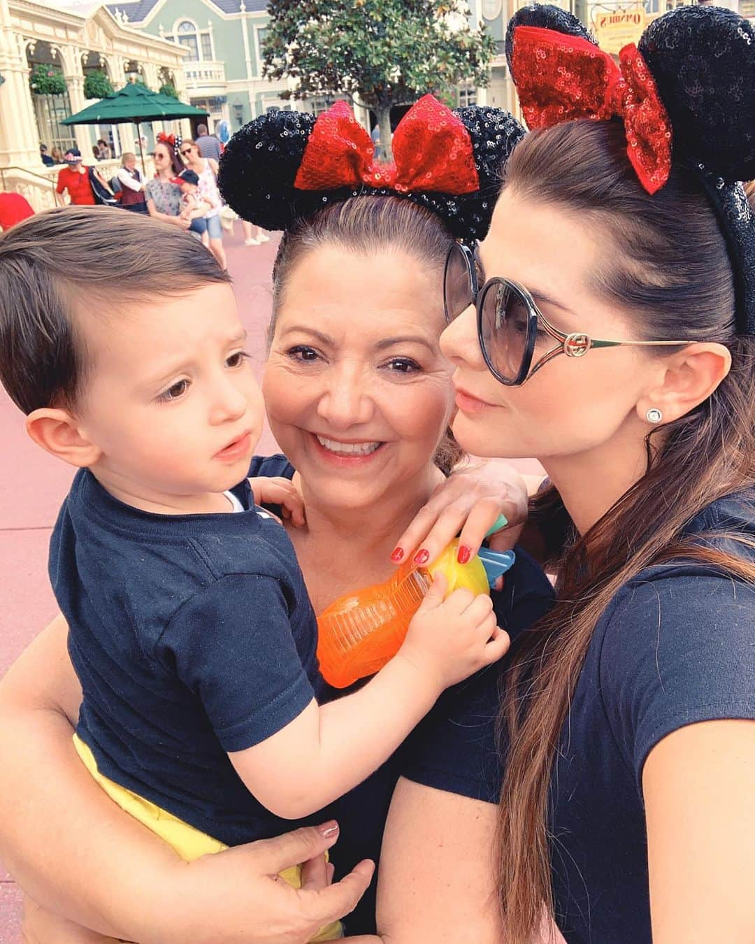 Carolina Cruz Osorioさんのインスタグラム写真 - (Carolina Cruz OsorioInstagram)「• Míos ❤️❤️ hace un par de meses en Disney. Los amo @luzmamusic Mati  #TBT」7月19日 0時25分 - carolinacruzosorio