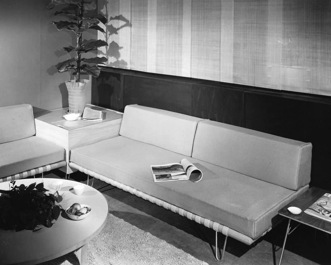 Herman Miller （ハーマンミラー）さんのインスタグラム写真 - (Herman Miller （ハーマンミラー）Instagram)「For George Nelson, all furniture needed to have a certain flexibility inherent in its form and use. The Nelson Daybed, designed for modern living and introduced originally in 1950, exemplifies this philosophy as a simple and serene piece for a momentary reprieve or a full night’s sleep. #tbt」7月19日 0時27分 - hermanmiller