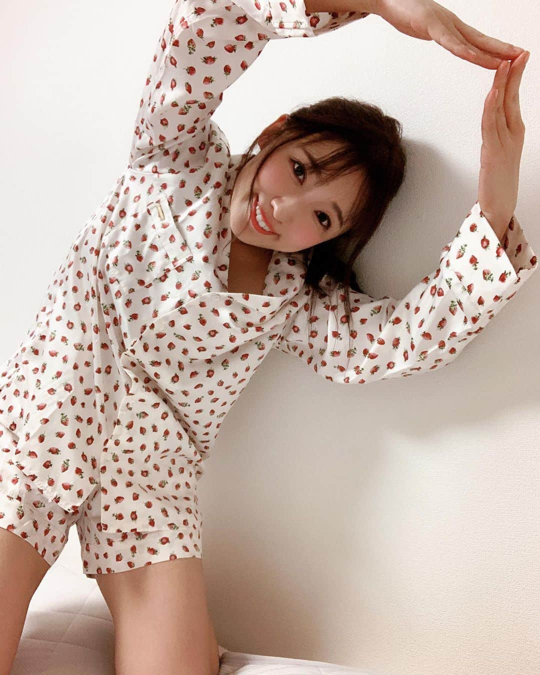 七瀬りりこさんのインスタグラム写真 - (七瀬りりこInstagram)「ジェラピケ 実は、いちご🍓 も持ってる笑  #謎のいちごポーズ 😂笑笑 #ジェラピケ #ジェラートピケ  #パジャマ #いちご #仲良し同期とお揃い #ルームウェア」7月19日 0時28分 - ririkonanase