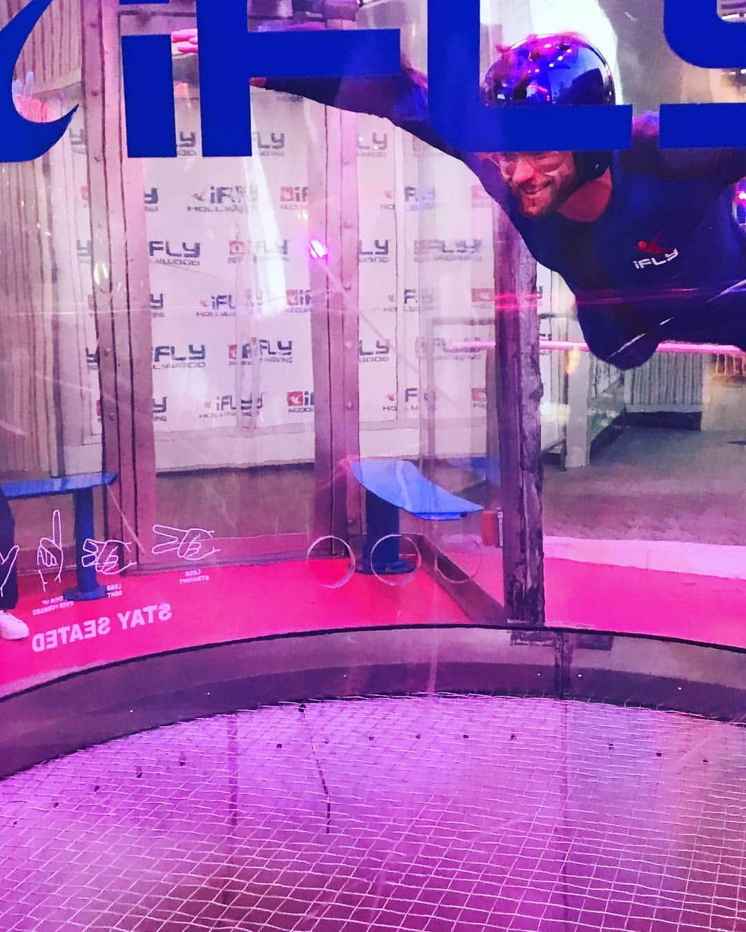 ケラン・ラッツさんのインスタグラム写真 - (ケラン・ラッツInstagram)「Now that was fun! IFly Indoor Skydiving.  I love to skydive, and this was the closest Brit would do with me. I’m wearing her down 😊  I’ve always wanted to base jump and squirrel suit it and on our third IFLY flight we opted to do the VR base jump adventure and man was that cool!  Now for the real thing😎」7月19日 0時29分 - kellanlutz