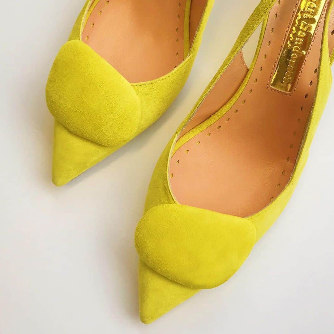 ルパートサンダーソンのインスタグラム：「Daytime zing 🍋| Misty in citrus suede | #Slingbacks #KittenHeels #YellowShoes #RupertSanderson #SS19」