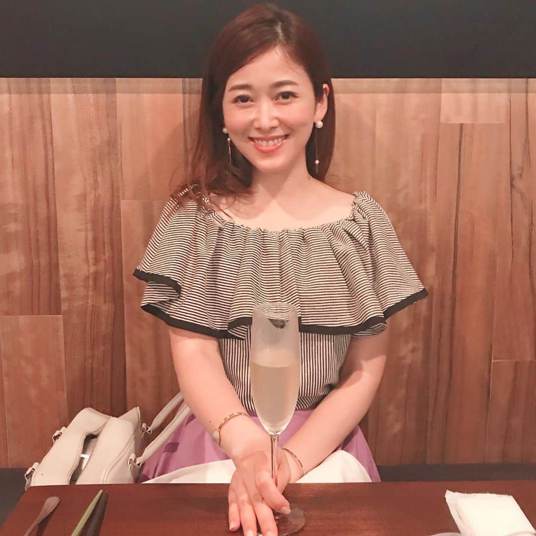のインスタグラム：「. 娘がお泊り保育のため、 パパと待ち合わせして2人ご飯。 . 初訪問セルサルサーレ良かった！ . . 「私が居ないと、ママ泣いちゃうかもね」 と捨てゼリフを残して出掛けた強がり5歳児。 . 両親から離れての初外泊だったけど… 今頃は夢の中かな？？ . 明日は娘の好物作らないとだな。 . ママもなんだかんだで のびのびさせてもらいました。 . . #お泊り保育 #ママは泣いてません😤 #シャンパン一杯 #カバン全開」