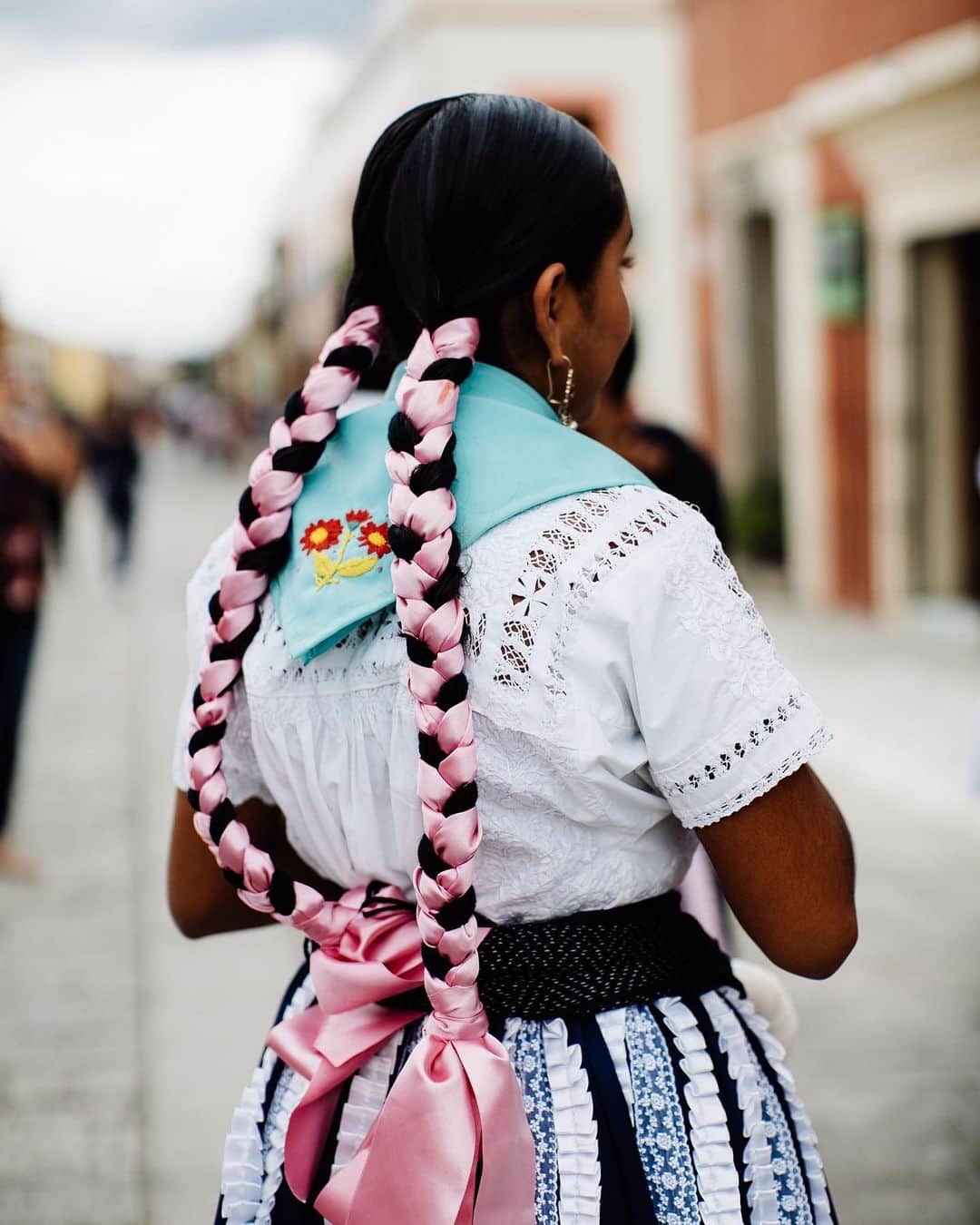 Vogueさんのインスタグラム写真 - (VogueInstagram)「On a trip to Oaxaca in southwestern Mexico, photographer @philipnix documented the vibrant colors and intricate, hand-crafted accessories that characterize Oaxaca’s regional style: the huipil-inspired dresses of the clay artisans, lavishly embellished with floral embroidery and lace trims; the traditional wedding garb of the young girls decked out in ornate, glimmering jewelry and silk ribbons tied through their long plaits; or even the master mezcal distiller surveying the latest batch of his smoky agave spirit, sporting a Mexican cowboy-style straw hat in white. Tap the link in our bio to see all of his photos. Photographed by @philipnix」7月19日 0時38分 - voguemagazine