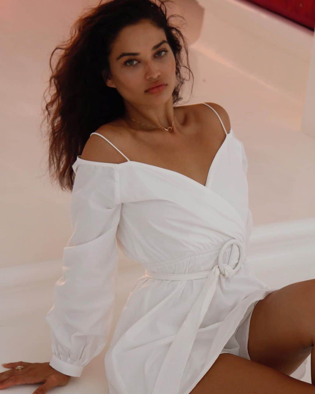 シャニーナ・シャイクのインスタグラム：「summer white is my thing 🥥」