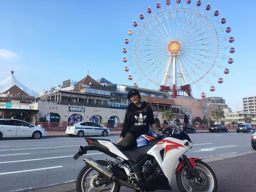 福山理子さんのインスタグラム写真 - (福山理子Instagram)「沖縄な思い出。 実は昔、泡盛のCMに出演してました。 まさに、今帰仁酒造さんの古里  #北谷 #おもちゃ好き #レンタルバイク #レンタルバイカー #2018 #今帰仁酒造」7月19日 0時48分 - rikofukuyama