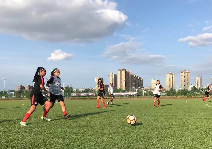 サッカーチリ代表チームさんのインスタグラム写真 - (サッカーチリ代表チームInstagram)「⚽ La fuerte práctica de #LaRojaFemenina Sub 17 en la cancha lateral del Weifang Olympics Park ✊ ¡Con todo por el triunfo este viernes! . 🇨🇱🇹🇭 🗓️ 19/7 🏟️ Parque Olímpico de Weifang 🕔 04:00 horas (Chile)」7月19日 0時41分 - laroja