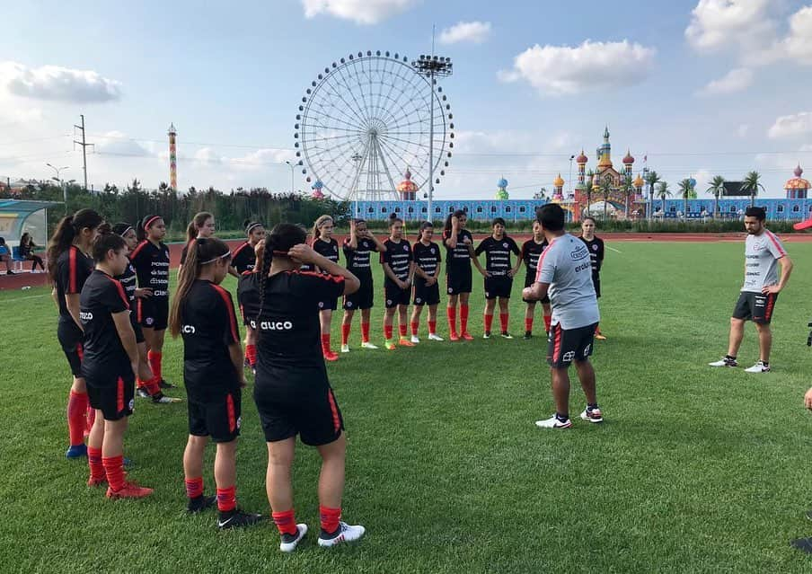 サッカーチリ代表チームさんのインスタグラム写真 - (サッカーチリ代表チームInstagram)「⚽ La fuerte práctica de #LaRojaFemenina Sub 17 en la cancha lateral del Weifang Olympics Park ✊ ¡Con todo por el triunfo este viernes! . 🇨🇱🇹🇭 🗓️ 19/7 🏟️ Parque Olímpico de Weifang 🕔 04:00 horas (Chile)」7月19日 0時41分 - laroja