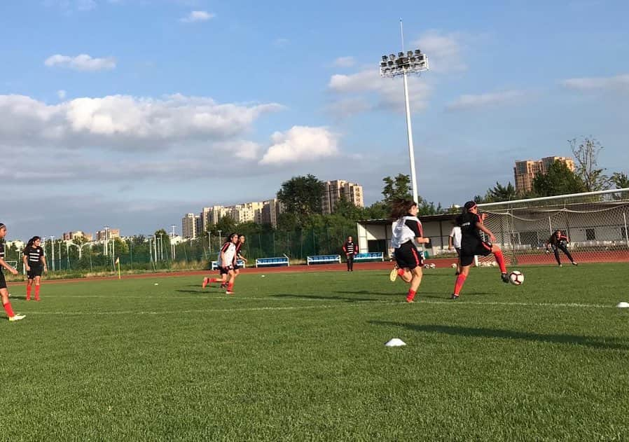 サッカーチリ代表チームさんのインスタグラム写真 - (サッカーチリ代表チームInstagram)「⚽ La fuerte práctica de #LaRojaFemenina Sub 17 en la cancha lateral del Weifang Olympics Park ✊ ¡Con todo por el triunfo este viernes! . 🇨🇱🇹🇭 🗓️ 19/7 🏟️ Parque Olímpico de Weifang 🕔 04:00 horas (Chile)」7月19日 0時41分 - laroja