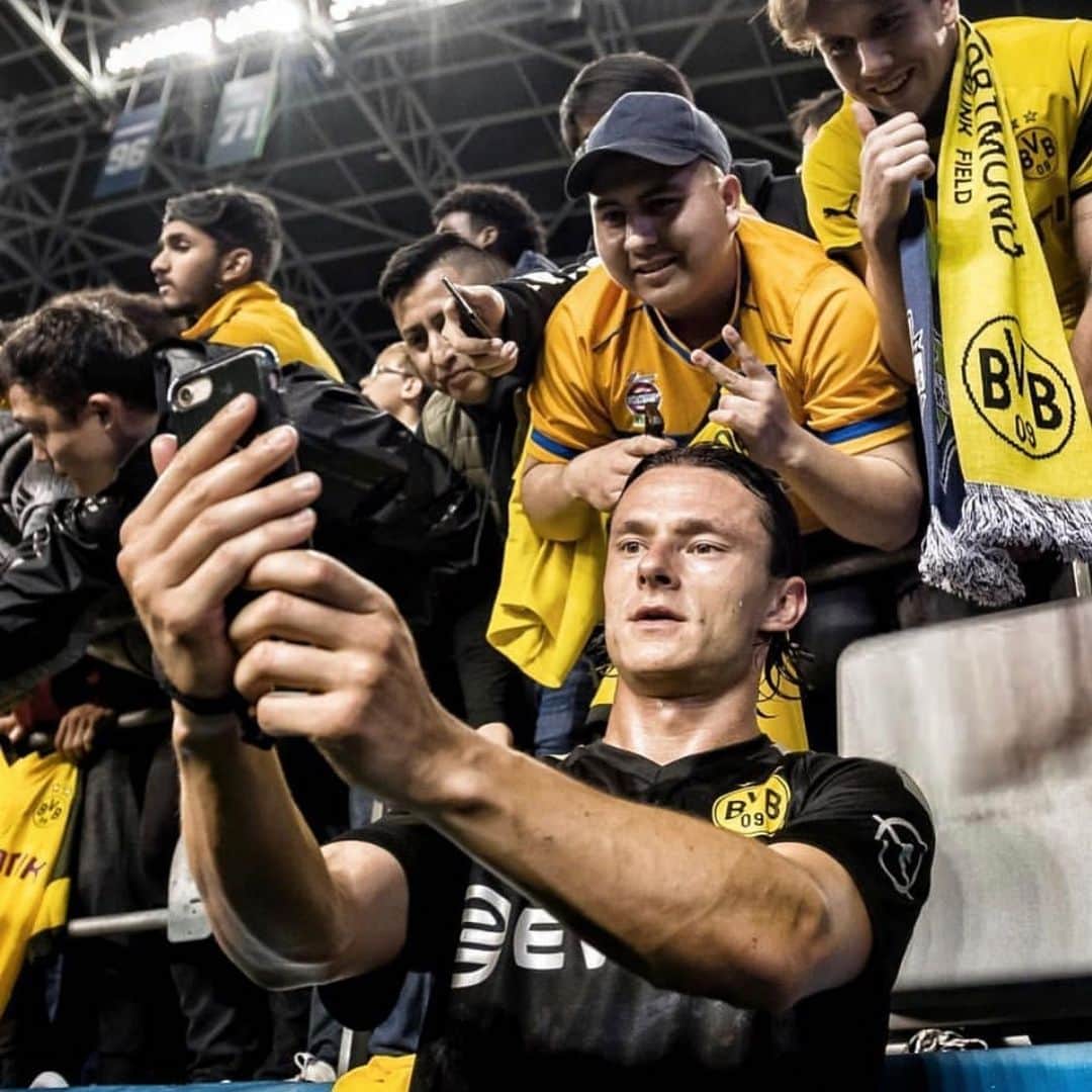 ニコ・シュルツのインスタグラム：「Thank you Seattle 🐝 @bvb09」