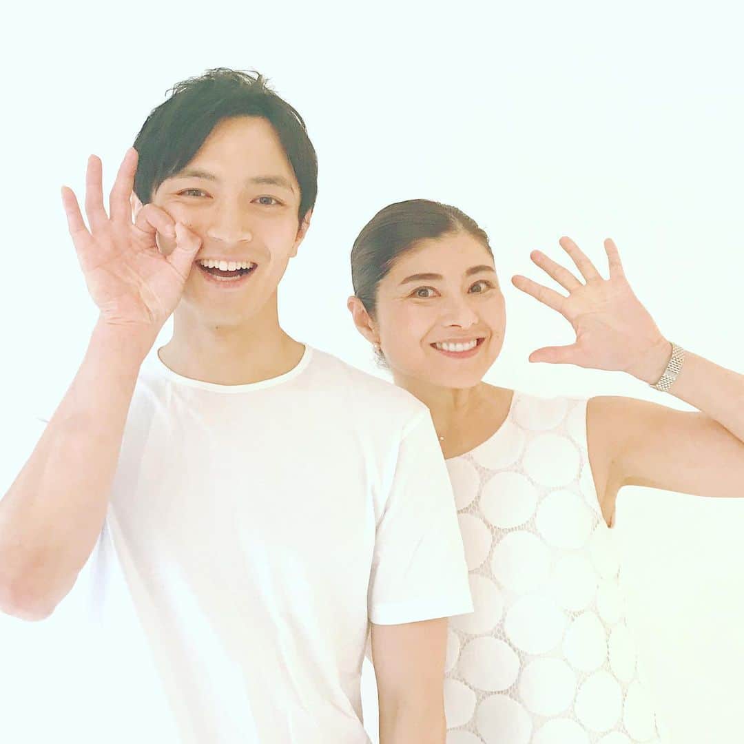 間々田佳子のインスタグラム：「今日は撮影日 世の中にはこんなに素敵な男性がいるんだな！笑笑 モデルの翔太くんが真剣に顔の筋トレをしてくださいました。 口角がキュッと上がって素敵なイケメン君でした❣️ご活躍を応援しています👍✨ありがとうございました😊  #顔ヨガ #間々田佳子 #表情筋トレーニング  #印象up講座  #saitaplus  #菊井翔太」