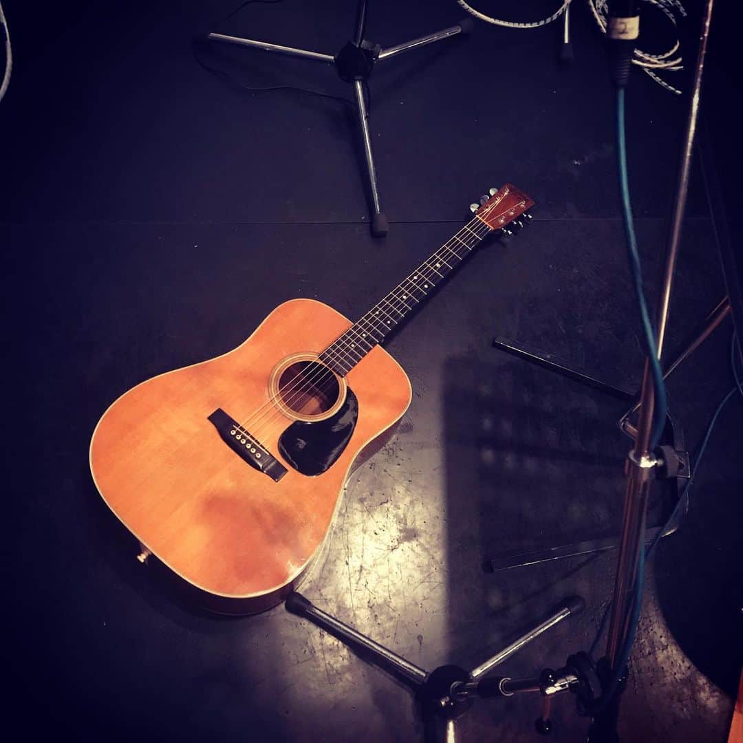 佐野史郎のインスタグラム：「地元のスタジオ、ホントにありがたや🎶 D28とも長いつきあいになったな…。」