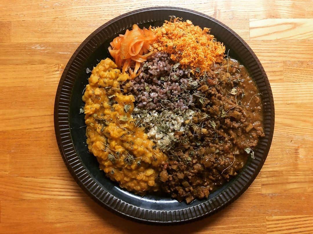 のインスタグラム：「時間あったんで久しぶりにガチカレー作りました。 牛蒡と合挽きキーマ トゥールダルカレー ポルサンボル  オニオンアチャール」