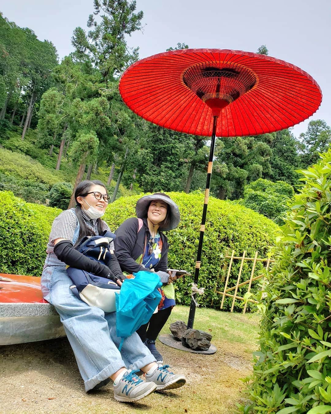 服部ひで子のインスタグラム：「先日、京都の三室戸寺にて。  このお二人、 恋みくじの結果が一緒でした……。 『やる気充分ではあるが、不安定要素が多いので、静観するのがよい』 ……神様は、厳しいです！笑  #よしもと新喜劇 #吉本新喜劇 #新喜劇 #ぢゃいこ 姉さん #岡田直子 さん」