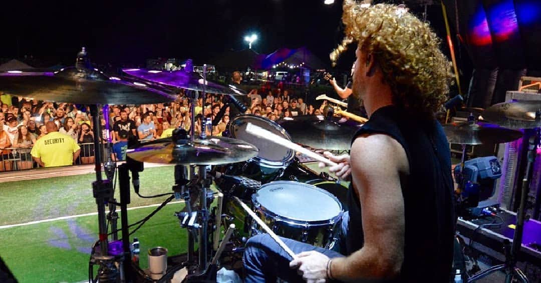 ヒンダーのインスタグラム：「Thanks for an incredible show, we LOVE you guys! 📸: Stacy Corlett」