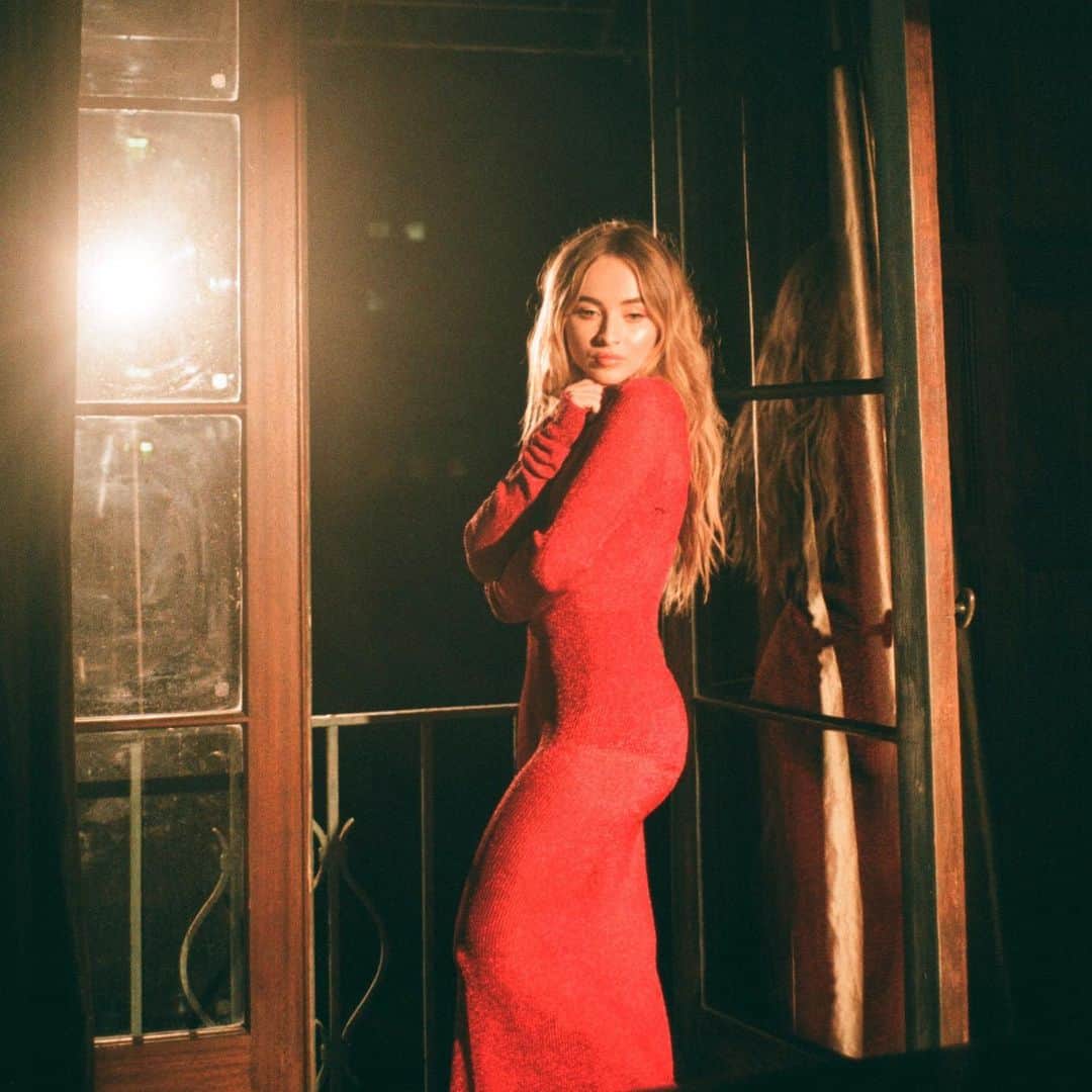 サブリナ・カーペンターのインスタグラム：「#SingularAct2 drops tonight at midnight🌹」