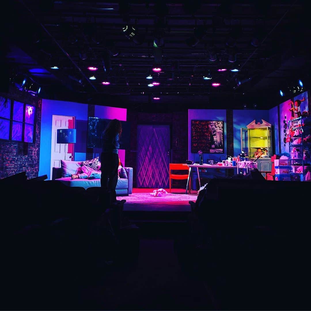 エミリー・ベット・リカーズのインスタグラム：「The word on the street is true. There was a fire at the playhouse. After a smashing show Tuesday evening, after everyone had left and our stage sat sleeping, waiting to host us again the next night... the floor above caught fire. No one was hurt. All babies and dolls safe. Though our show REBORNING has been put on hold till TUESDAY. If you have tickets for any shows this week PLEASE contact boxoffice@sohoplayhouse.com - we hope to see you next week. It will be a true honour. Living through Kelly. Telling this unique tale. Being on stage. It is a dream. One that we are not ready to watch go so quickly. It is with a repairing stage and your appreciated support that we run into next week. Thank you beyond. Next weeks shows will be so SO metaphorically lit! I. Can’t. Fucking. Wait. 🧡🔥🖤🤘🏼💜」
