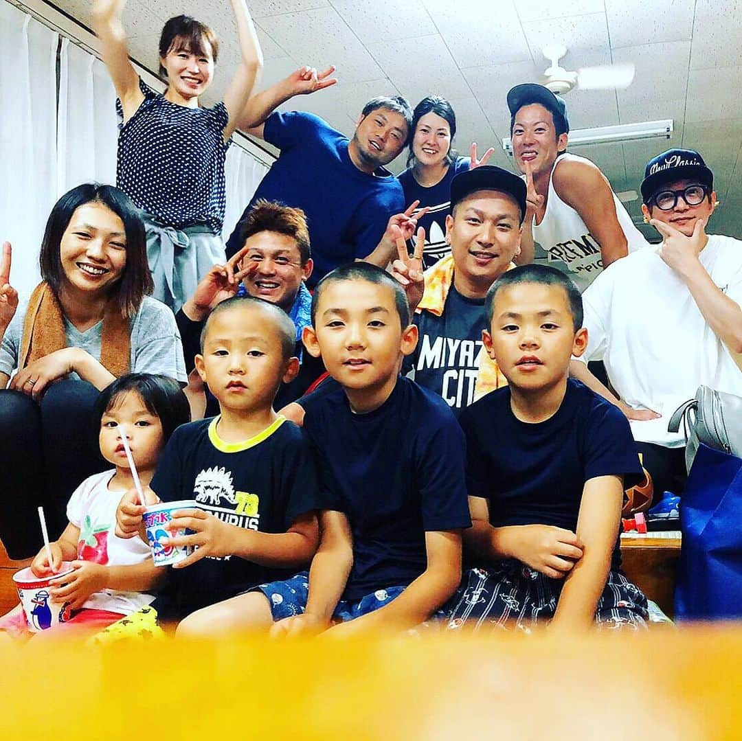 MOCAさんのインスタグラム写真 - (MOCAInstagram)「. . 延岡学園の仲間と再会🏝🤙 . 30歳で海の家を手にした男  @tatsuokai . 4人の父として働く男 @tatsuya__p . 2代目石油王で、ももクロ大好き男 @1988hidaka . . スペシャルゲストには、 神奈川出身の40歳ダテメガネ男 @mana_beats . 最高の夜でした㊗️✌️ . . これを幸せと呼ぼう😬🤙 . . 起きたら宮崎市内へ🏝🤙 . . #海の家 #達ちゃん堂  #宮崎 #延岡 #須美江 #須美江海水浴場  #サンビーチすみえ #須美江家族旅行村 #うみうらら #enjoy_nobeoka  #南国 #リゾート #resort #海 #山 #川  #ビーチ #beach #インスタ映えスポット #フォトジェニックスポット  #キャンプ #海のある生活  #ベリーグッドマン . .」7月19日 0時59分 - moca_berrygoodman