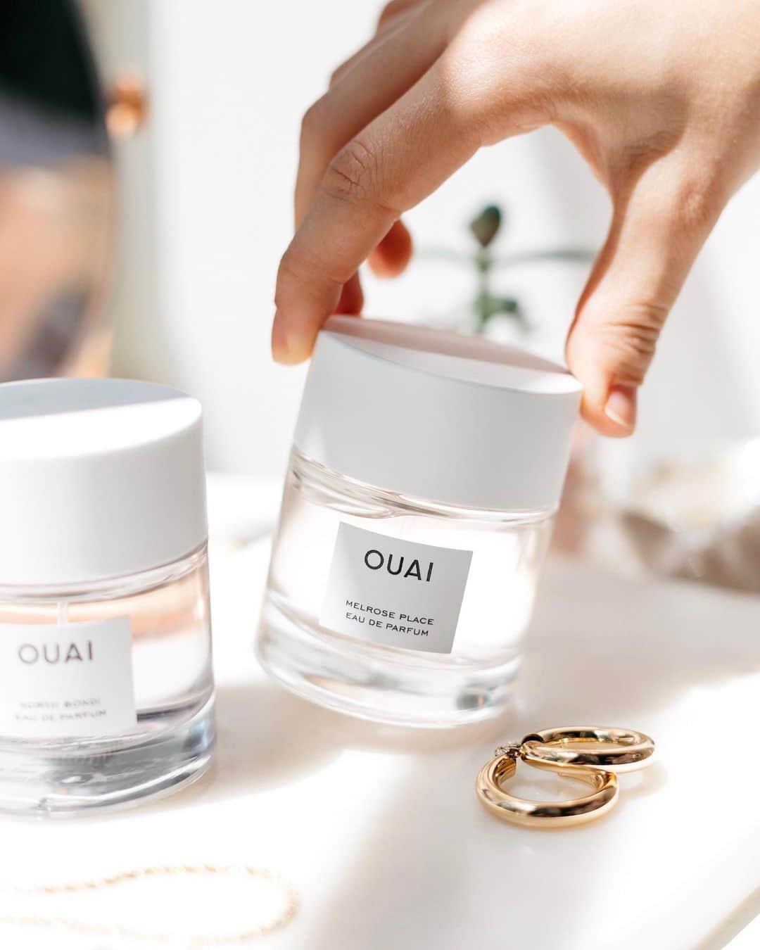 Urban Outfittersさんのインスタグラム写真 - (Urban OutfittersInstagram)「The wait is over! Fragrances from @theouai are now available at UO in two iconic scents: Melrose Place is a fresh, bright rose scent with notes of bergamot and lychee—it smells like OUAI's Rose Hair and Body Oil! North Bondi is rich floral with notes of lemon, bergamot, and white musk that smells like OUAI's cult favorite Wave Spray. #UOBeauty」7月19日 1時00分 - urbanoutfitters