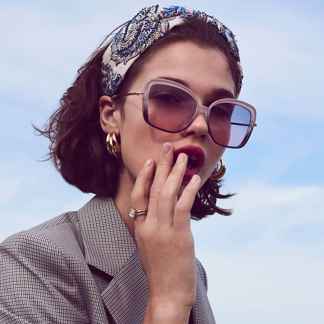 アクセサライズのインスタグラム：「Oversized shades and unapologetic statement earrings. You'll stun them with chic and timeless accessories. 🔍Headband - 7867274000 🔍Sunglasses - 6930407000 (similar) 🔍Earrings - 7858878100  Tap the link in the bio to shop now. #Accessorize」