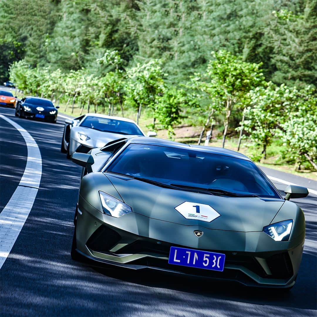 ランボルギーニのインスタグラム：「Travel is the measure of Lamborghini's driving passion. We rode through the wonderful views of Hainan for our Lamborghini Giro in China: an unforgettable 1000-km driving experience. #Lamborghini #LamborghiniGiro #OnTheRoad #China」