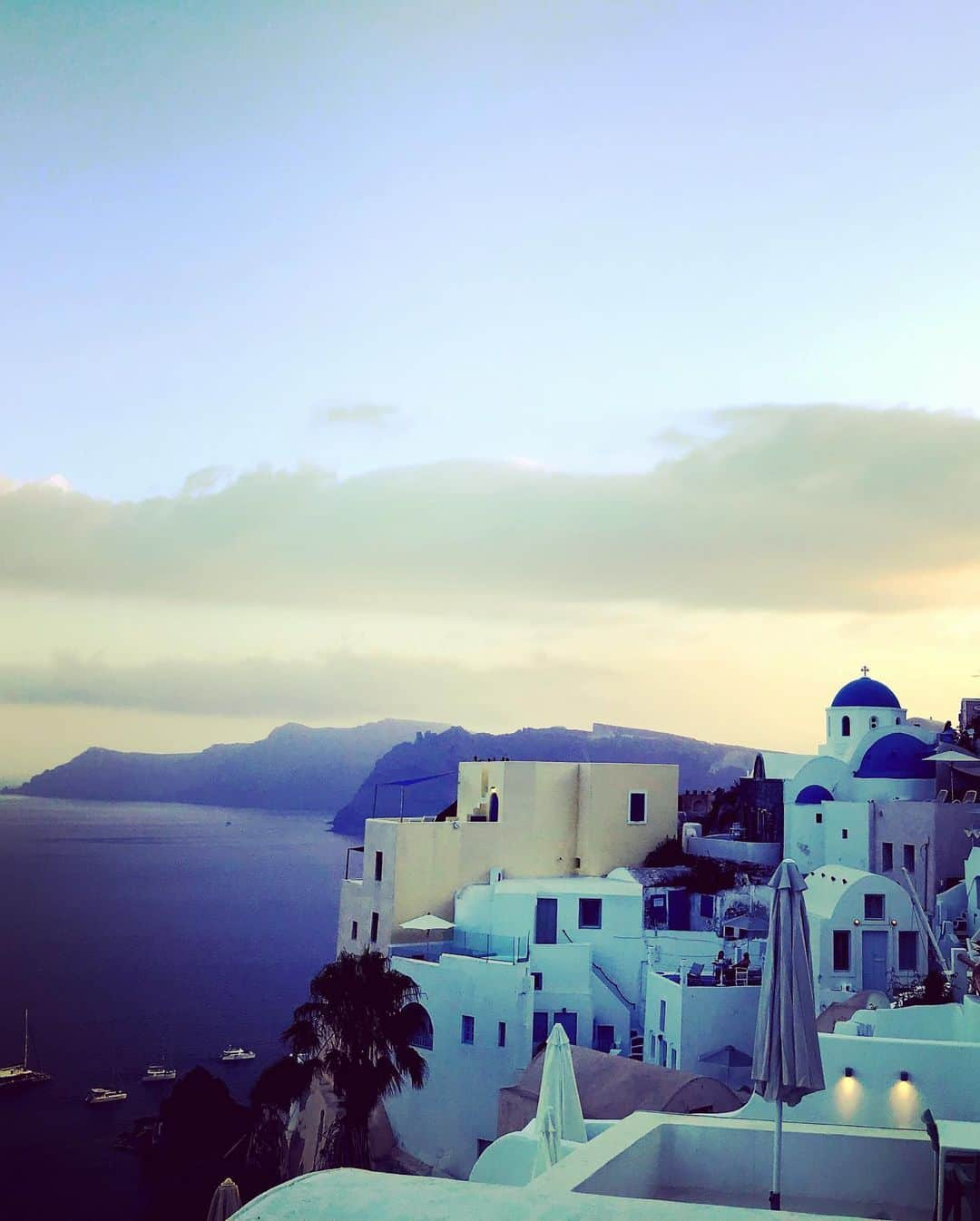 Rie fuさんのインスタグラム写真 - (Rie fuInstagram)「The history, culture, people, and the food - Greece was full of richness and warmth🇬🇷❤️ τέλειος #greece #santorini #summer #beach #vacation #holiday 歴史、文化、人、食べ物も、全て豊かであたたかみのあるギリシャ。１週間の滞在から帰ってきて、もう恋しい。一夏中過ごしたいぐらい最高でした🏖🌅👙」7月19日 1時01分 - riefuofficial