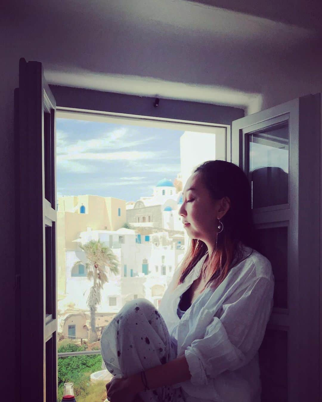 Rie fuさんのインスタグラム写真 - (Rie fuInstagram)「The history, culture, people, and the food - Greece was full of richness and warmth🇬🇷❤️ τέλειος #greece #santorini #summer #beach #vacation #holiday 歴史、文化、人、食べ物も、全て豊かであたたかみのあるギリシャ。１週間の滞在から帰ってきて、もう恋しい。一夏中過ごしたいぐらい最高でした🏖🌅👙」7月19日 1時01分 - riefuofficial