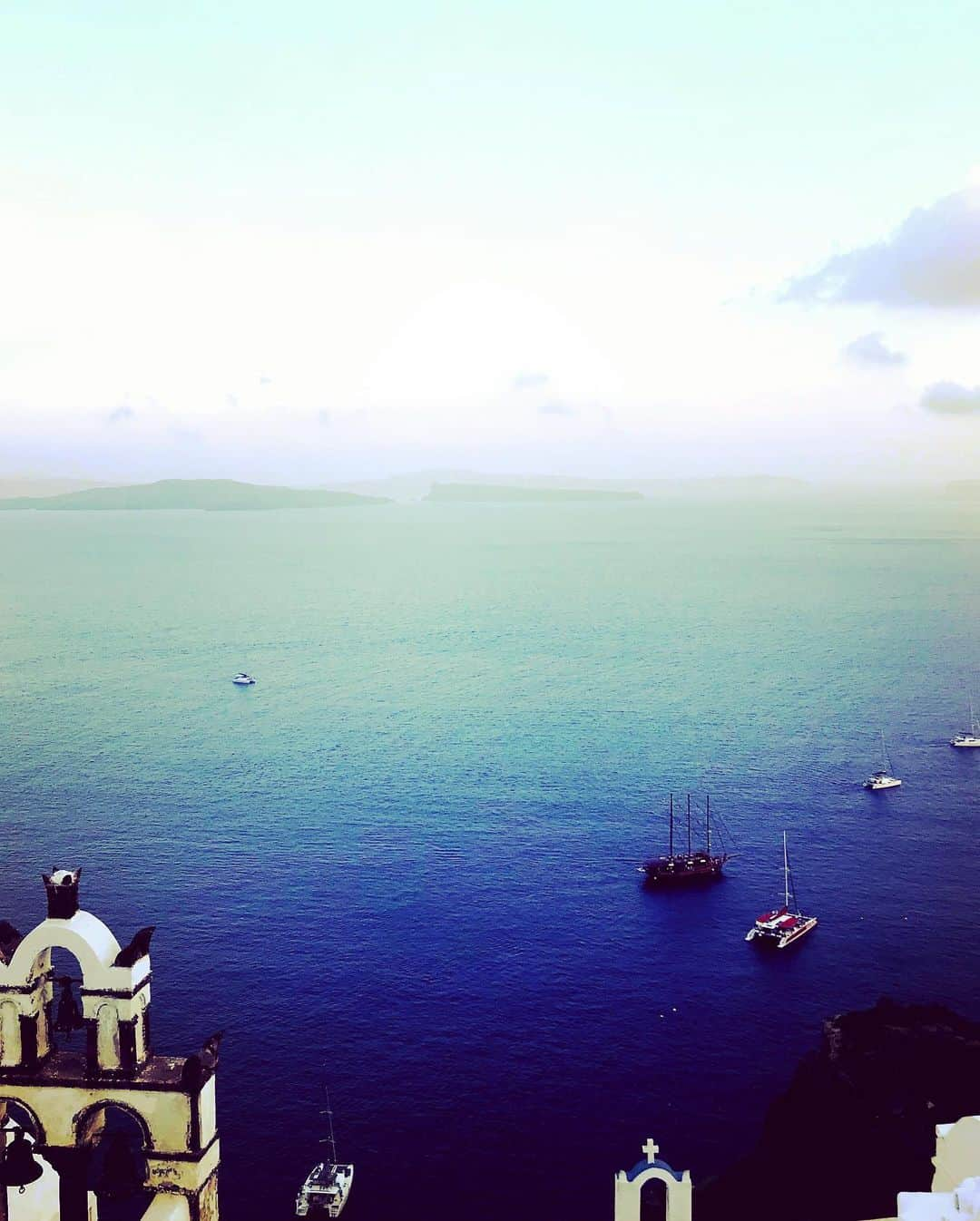 Rie fuさんのインスタグラム写真 - (Rie fuInstagram)「The history, culture, people, and the food - Greece was full of richness and warmth🇬🇷❤️ τέλειος #greece #santorini #summer #beach #vacation #holiday 歴史、文化、人、食べ物も、全て豊かであたたかみのあるギリシャ。１週間の滞在から帰ってきて、もう恋しい。一夏中過ごしたいぐらい最高でした🏖🌅👙」7月19日 1時01分 - riefuofficial