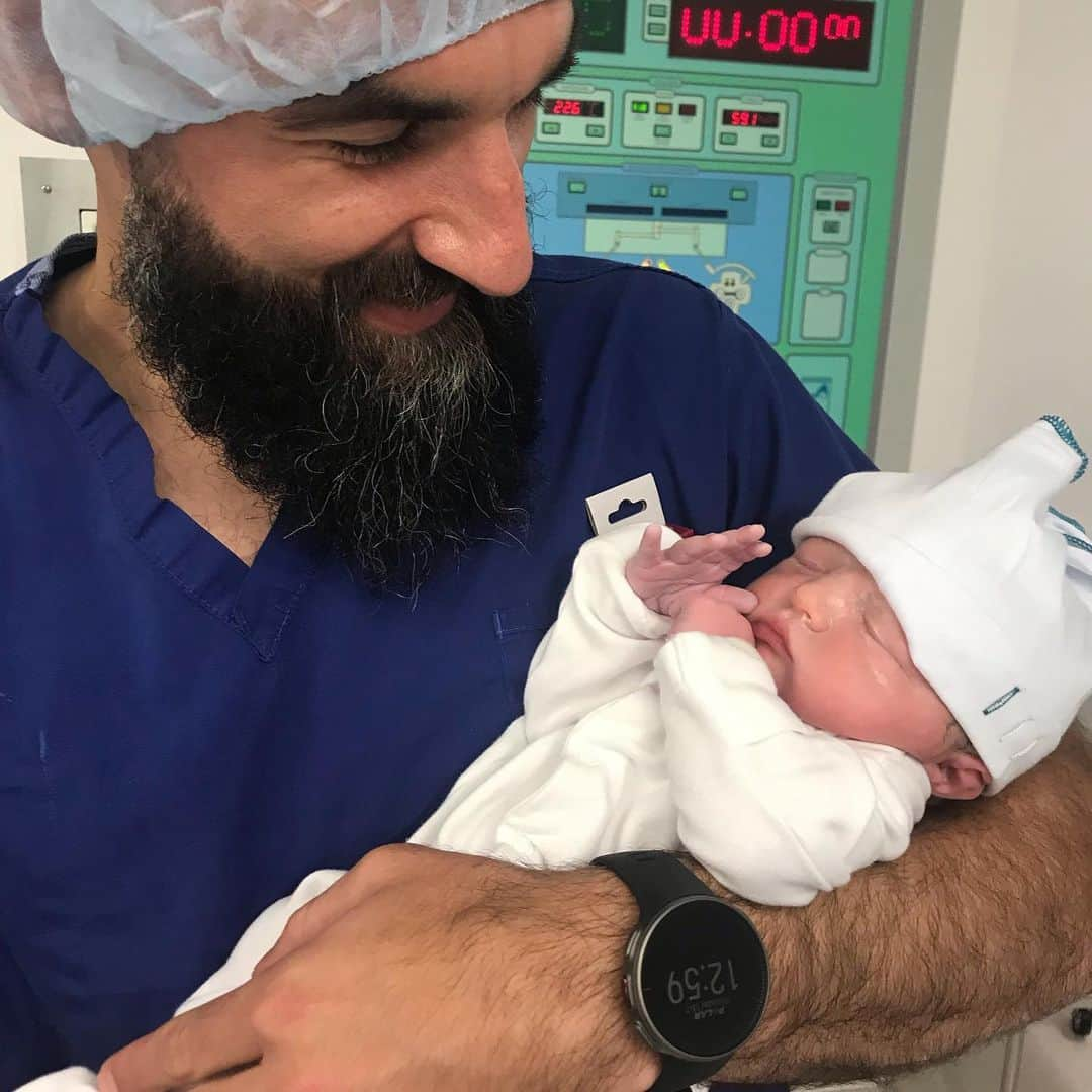 ミル・ジェディナクのインスタグラム：「Welcome to the 🌏 Luka Mile Jedinak. We are truly blessed and so in love with our new addition to the Jedinak tribe 😘❤️💙💙💙💙」