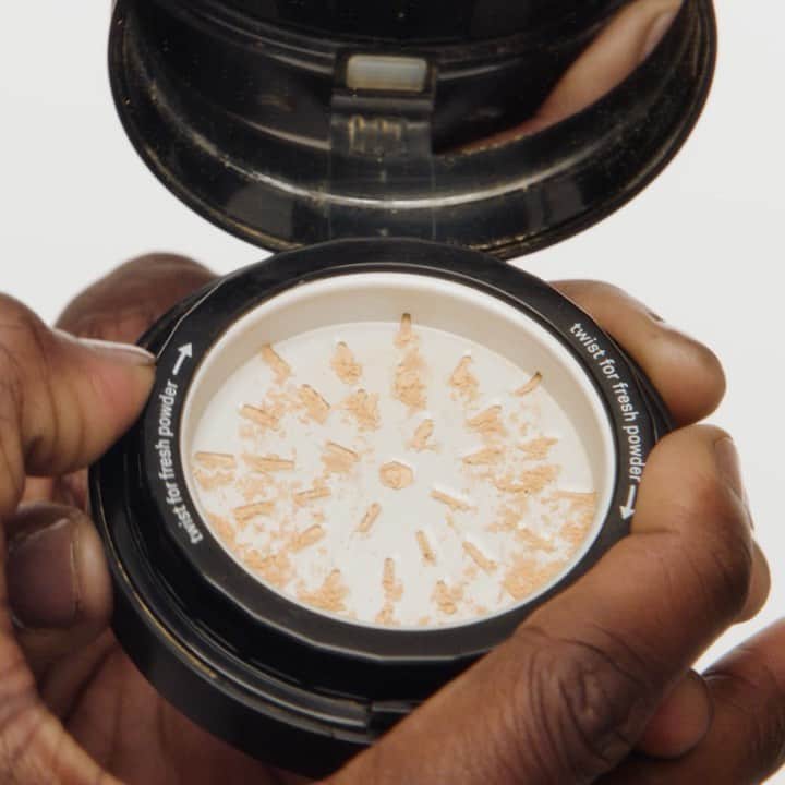 Smashboxのインスタグラム：「Go from 8am yoga to 10pm dance parties. Our Photo Finish Setting Powder is all about airy, matte coverage. Just grind, swirl, and go. ⠀⠀⠀⠀⠀⠀⠀⠀⠀ Exclusively online @ultabeauty & smashbox.com ☁️」