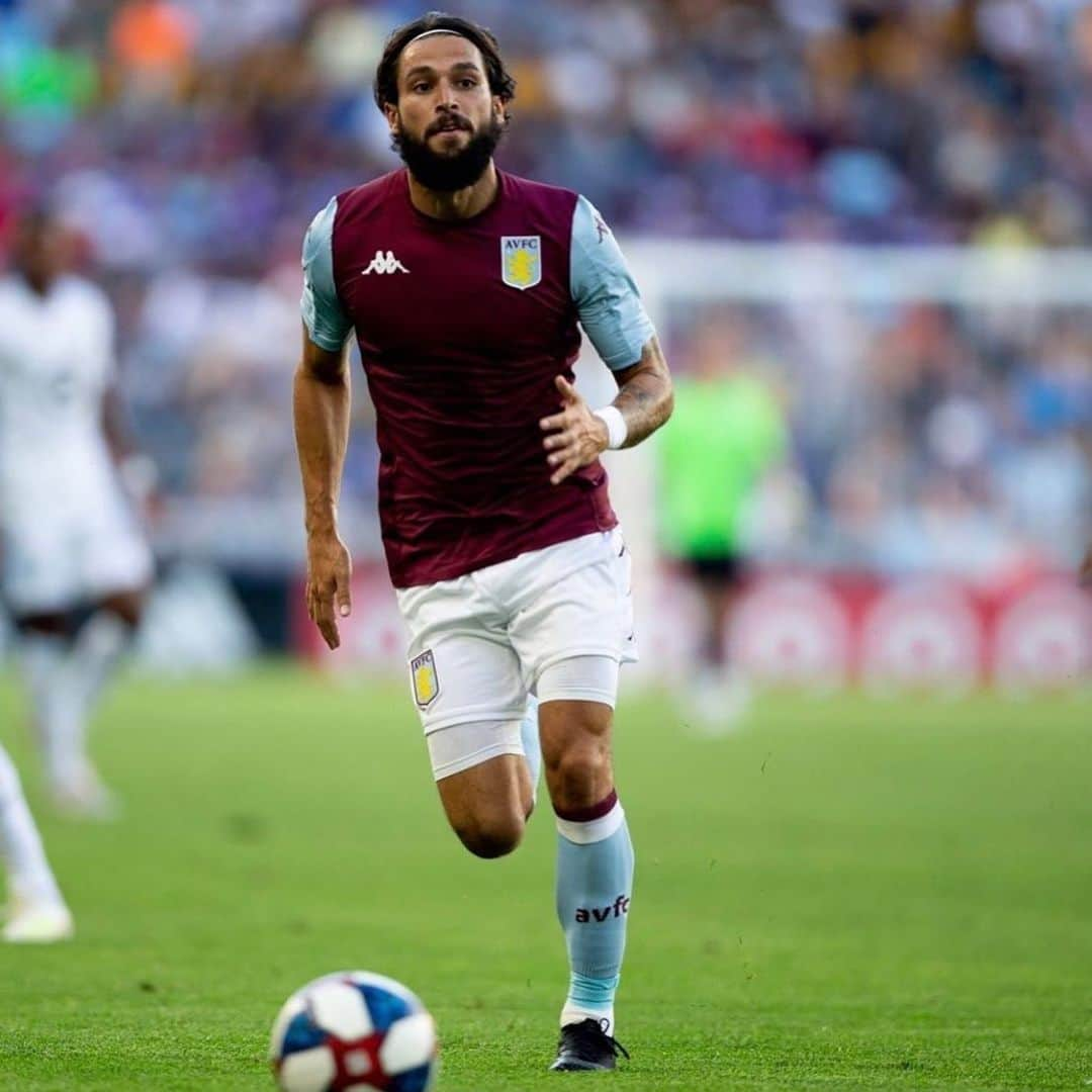 ホタさんのインスタグラム写真 - (ホタInstagram)「Happy to play my first game in claret and blue 🙌🏻 #preseason」7月19日 1時02分 - kingjota23