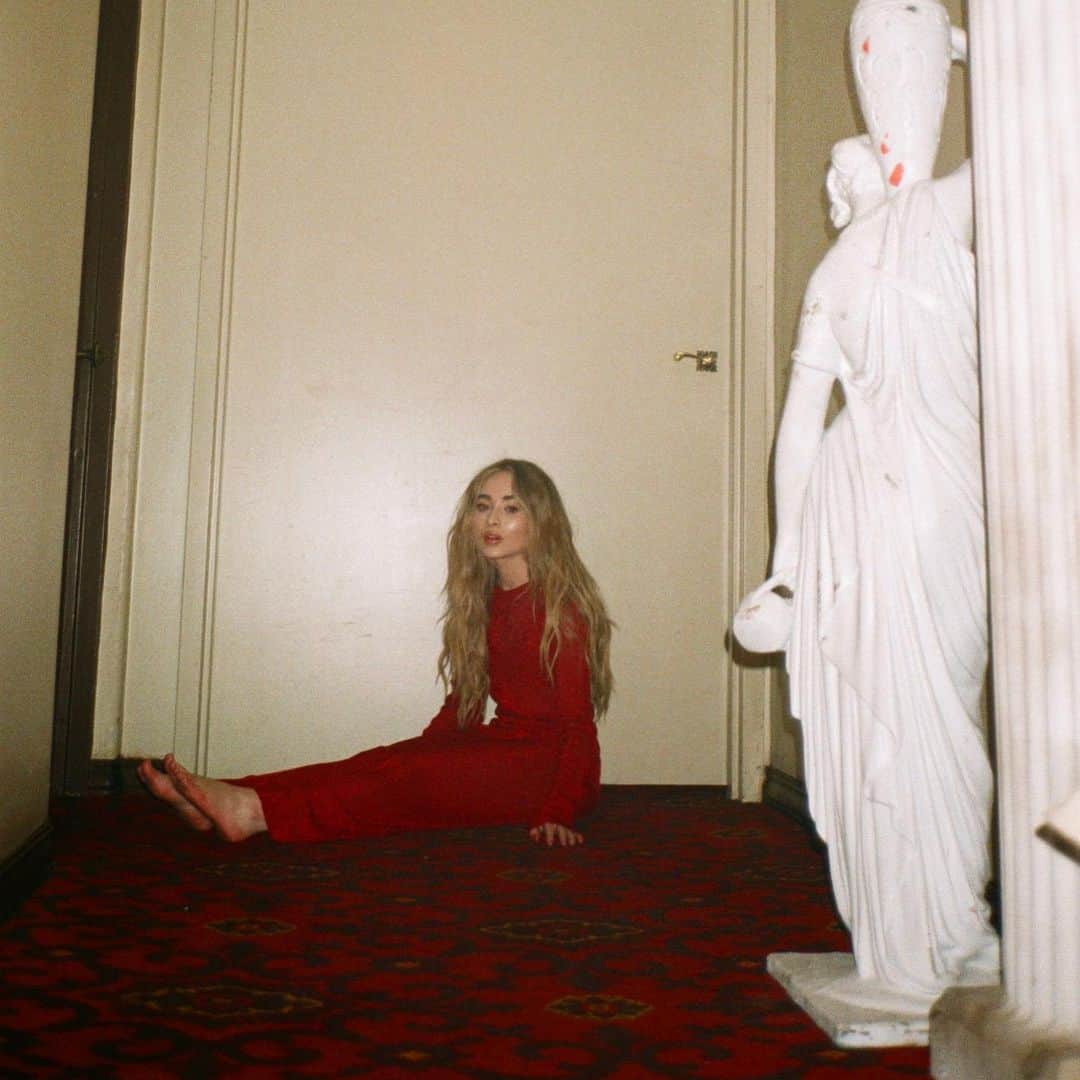 サブリナ・カーペンターのインスタグラム：「#SingularAct2 drops tonight at midnight🌹」