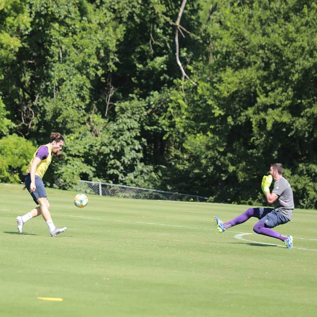 ACFフィオレンティーナさんのインスタグラム写真 - (ACFフィオレンティーナInstagram)「#Charlotte allenamento intenso per i viola. @intchampionscup  #ForzaViola」7月19日 1時08分 - acffiorentina