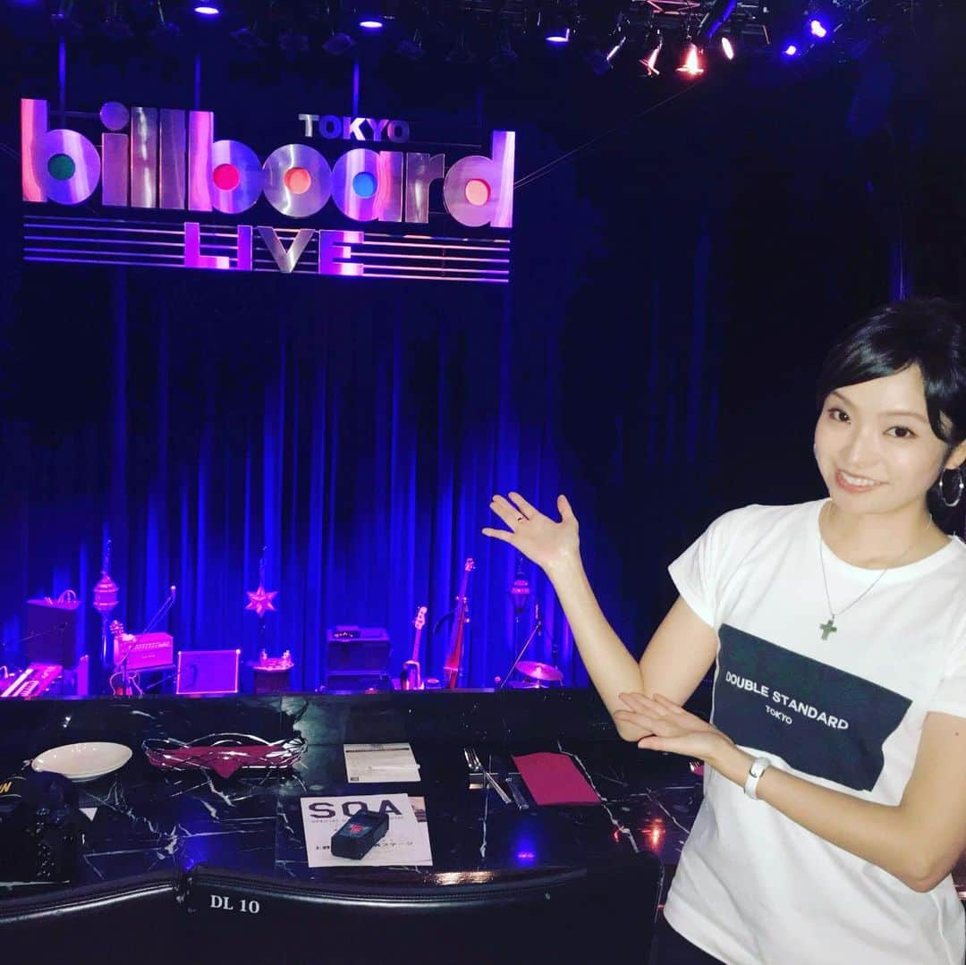 SHUUBIさんのインスタグラム写真 - (SHUUBIInstagram)「今日もビルボードライブ東京に打ち合わせに行ってきましたよ！！！ 打ち合わせを重ねるごとにドキドキがウキウキに変わってゆきます。ほんと？笑 . . ビルボードニュースのスケジュール、あ、あのTAKE6の横に載ってます。興奮してどうしましょうです。😆✨😆🤣 . . . それから、今回はライブ映像の撮影も入ります^ ^ よろしくお願いいたします☺️ . . . さぁ、真夏のSHUUBIショータイム♪  スーパーお楽しみに！！！ . . . 写真は六本木ミッドタウンからビルボードまでの道のりです♪ 現在イルミネーションが綺麗で 8月4日もステージの向こうに美しい夜景がお楽しみいただけますよ^ ^ . . 8月4日！日曜日 1st 16時30分〜 2nd 19時30分〜 #shuubi SHUUBI 20th Anniversary Premium Live｜イベント詳細｜ビルボードライブ東京｜Billboard Live（ビルボードライブ）ご予約はお電話で→ tel:0334051133  #shuubi #シンガーソングライター #20周年 #プレミアムライブ  #ビルボードライブ東京 #8月4日 #askaバンド #音楽 #音楽好きな人と繋がりたい」7月19日 1時09分 - shuubihidemi