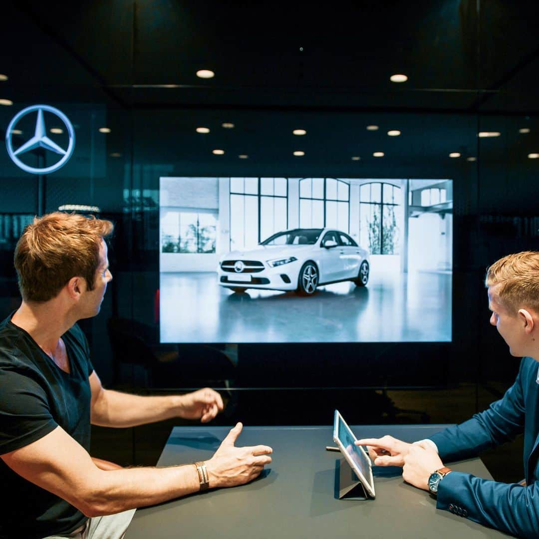 メルセデス・ベンツさんのインスタグラム写真 - (メルセデス・ベンツInstagram)「Mercedes-Benz presents the next chapter of the global sales strategy "Best Customer Experience 4.0“. Key elements are the new generation of the Mercedes me app, the Mercedes me ID, physical retail as a point of experience and the seamless customer journey across all online and offline channels. "Buying a Mercedes-Benz should become as easy as buying a book for our customers", said Britta Seeger, Member of the Board of Management of Daimler AG, responsible for Mercedes-Benz Marketing & Sales.  #MercedesBenz #Daimler #CustomerExperience #Retail」7月19日 1時11分 - mercedesbenz