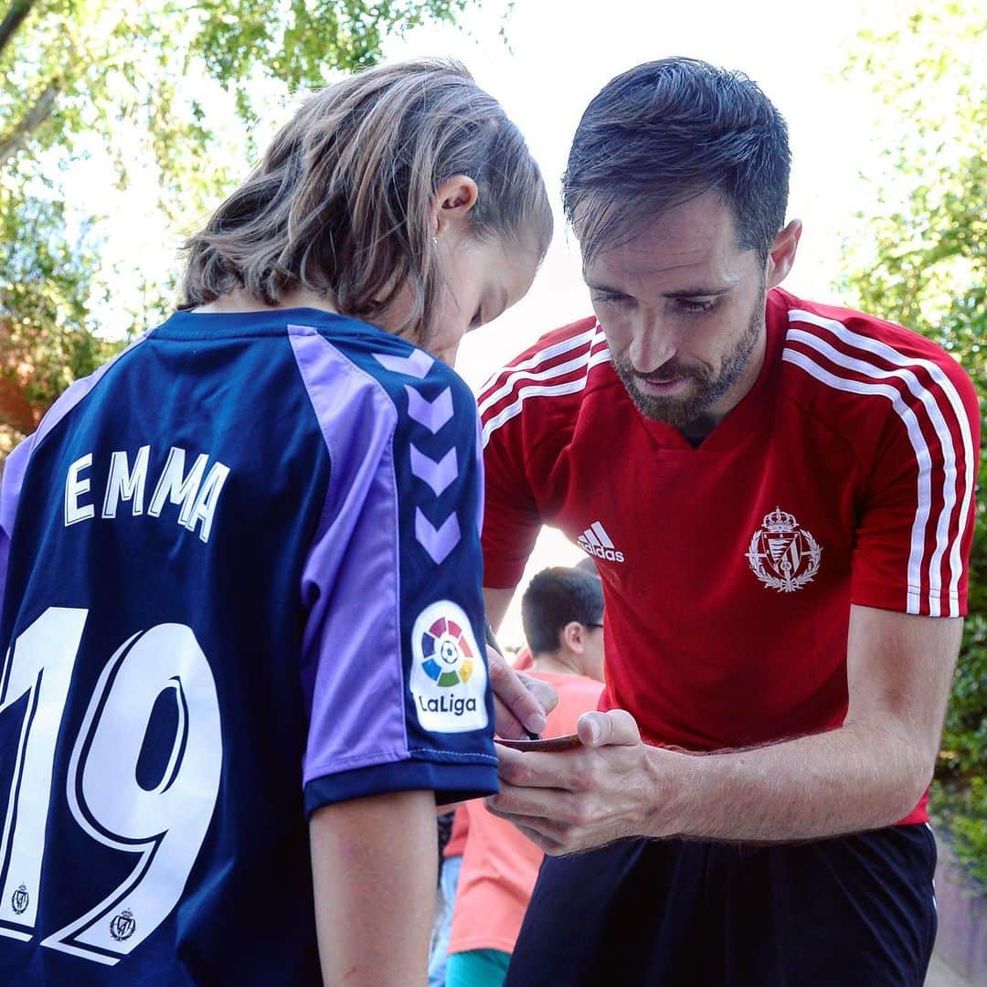 LFPさんのインスタグラム写真 - (LFPInstagram)「Making dreams come true! ✨💜 • #Michel #Valladolid #Sign #Kid #Girl #LaLiga #LaLigaSantander」7月19日 1時13分 - laliga