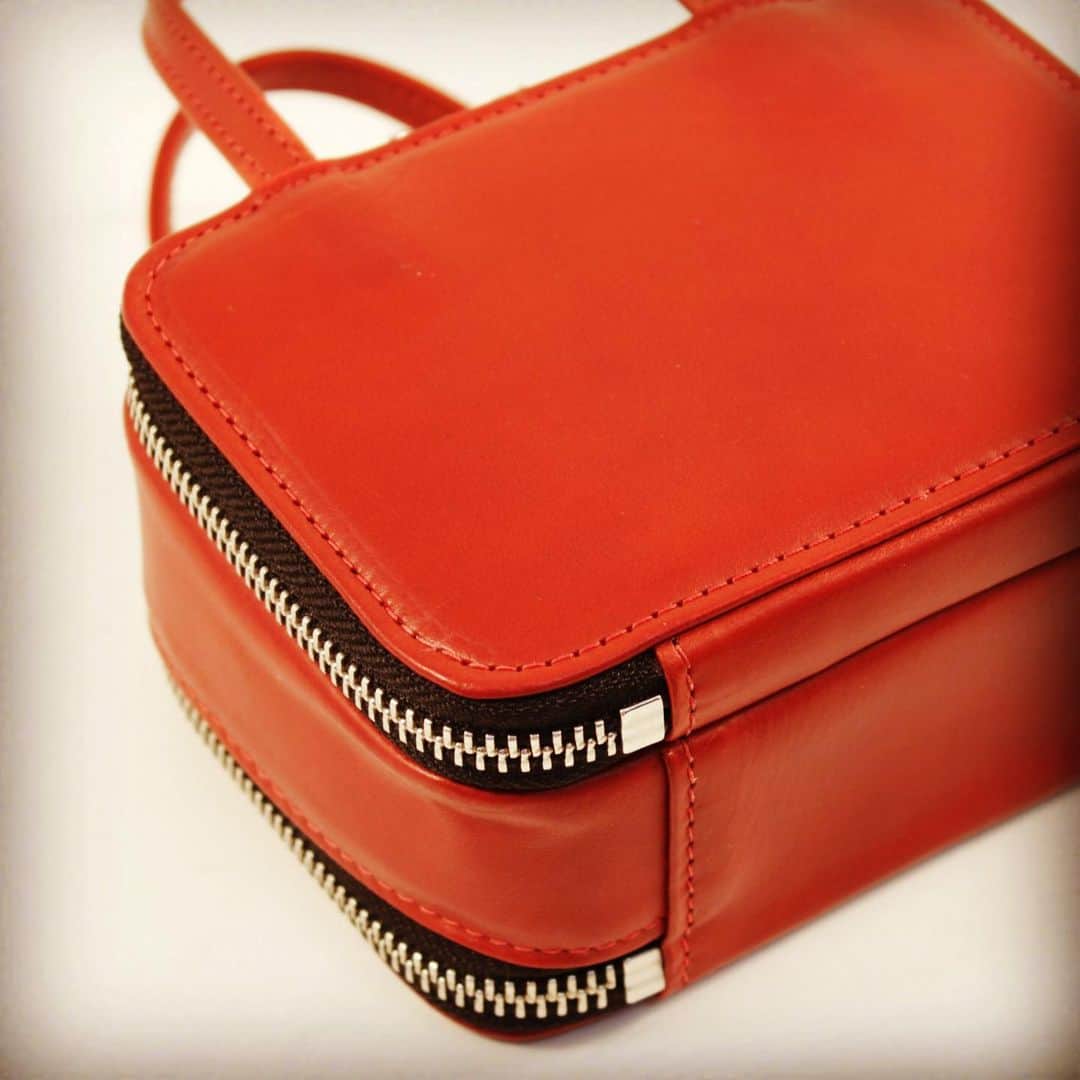 ジョンチャップマンのインスタグラム：「Detail of #bespoke #red #leather ladies #clutchbag #madeinengland #handcrafted #bags #luggage #accessories #womensfashion #womenswear #fashionblogger」