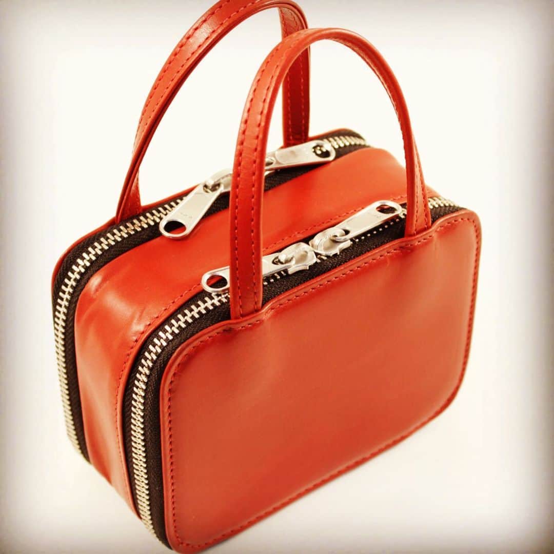 ジョンチャップマンのインスタグラム：「#bespoke #red #leather ladies #clutch #madeinengland #handcrafted #bags #luggage #accessories #womensfashion #womenswear #fashionblogger」
